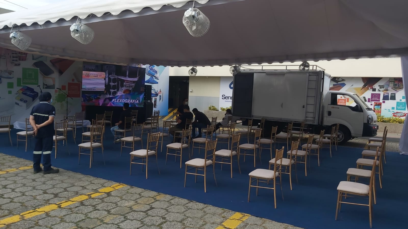 carpa-con-ventiladores-y-tapizon